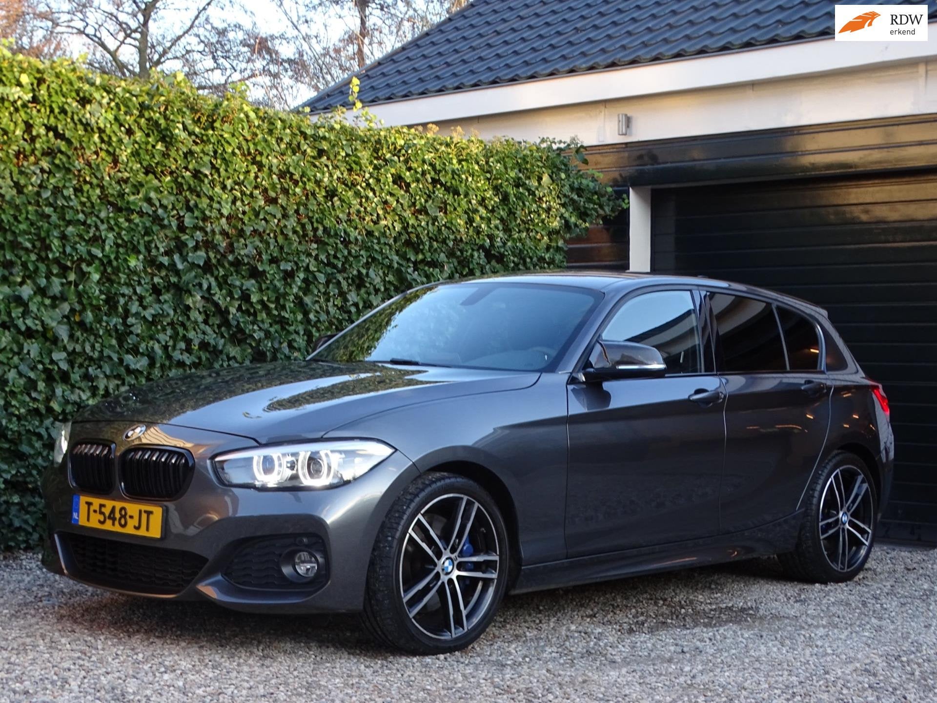 BMW 1-serie 118i Edition M Sport Shadow High Executive | Aut, Auto's, BMW, Gebruikt, Leder, 650 kg, 3 cilinders