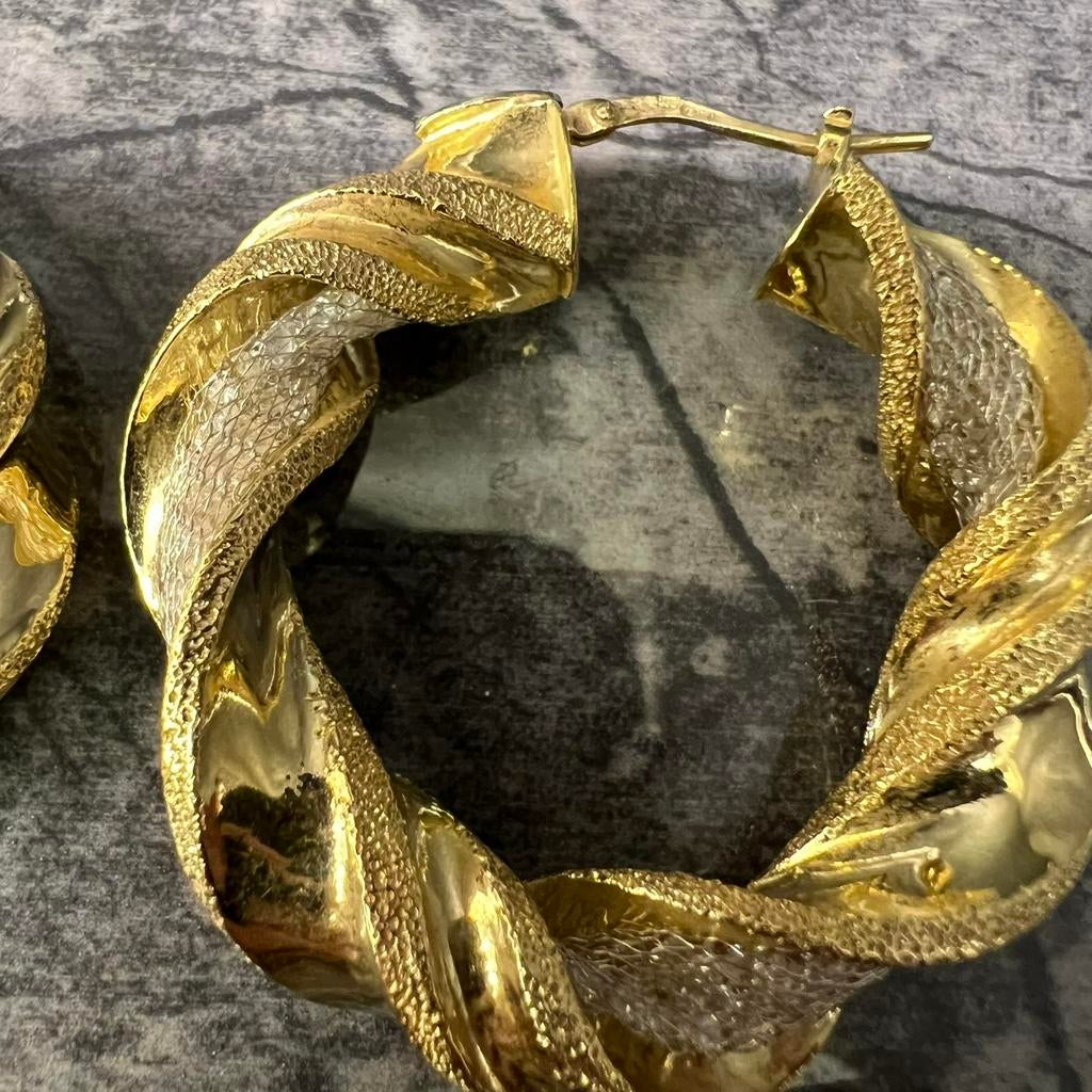 18 karaat gouden oorbellen wokkels model, Ophalen of Verzenden, Nieuw, Goud