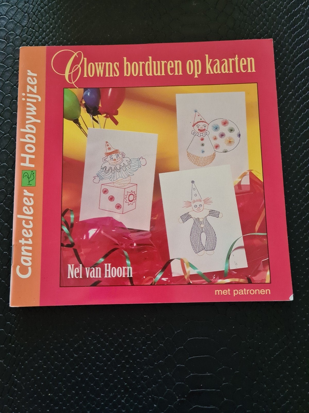 N. van Hoorn - Clowns borduren op kaarten, Boeken, Ophalen of Verzenden, Zo goed als nieuw, N. van Hoorn