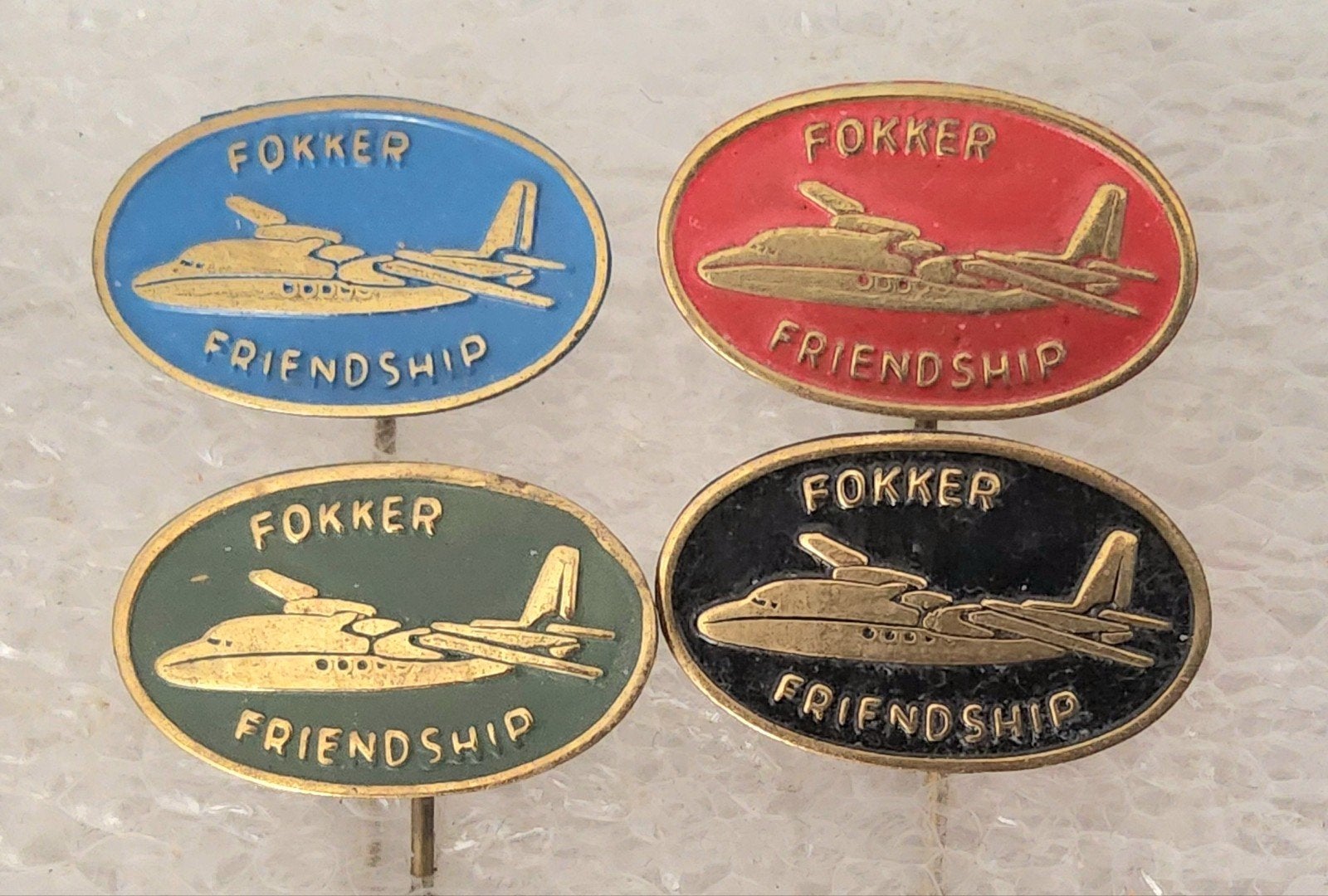 4 Fokker Friendship Speldjes - Vintage Vliegtuig, Ophalen of Verzenden, Gebruikt, Transport, Speldje of Pin
