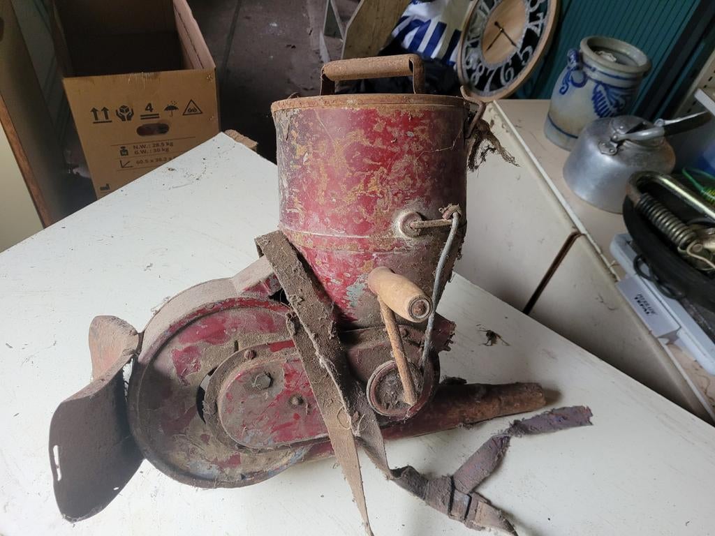 Antieke zaaimachine / handzaaier - Decoratie, Minder dan 50 cm, Gebruikt, Overige typen, Ophalen of Verzenden