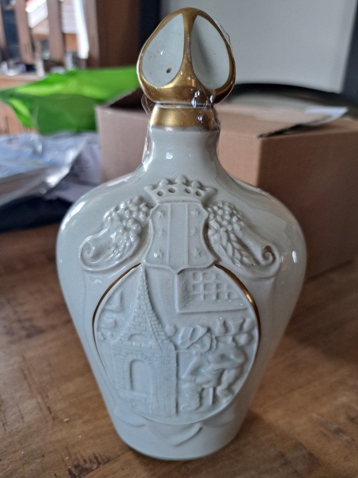 Mooi plateel kruikje, Ophalen