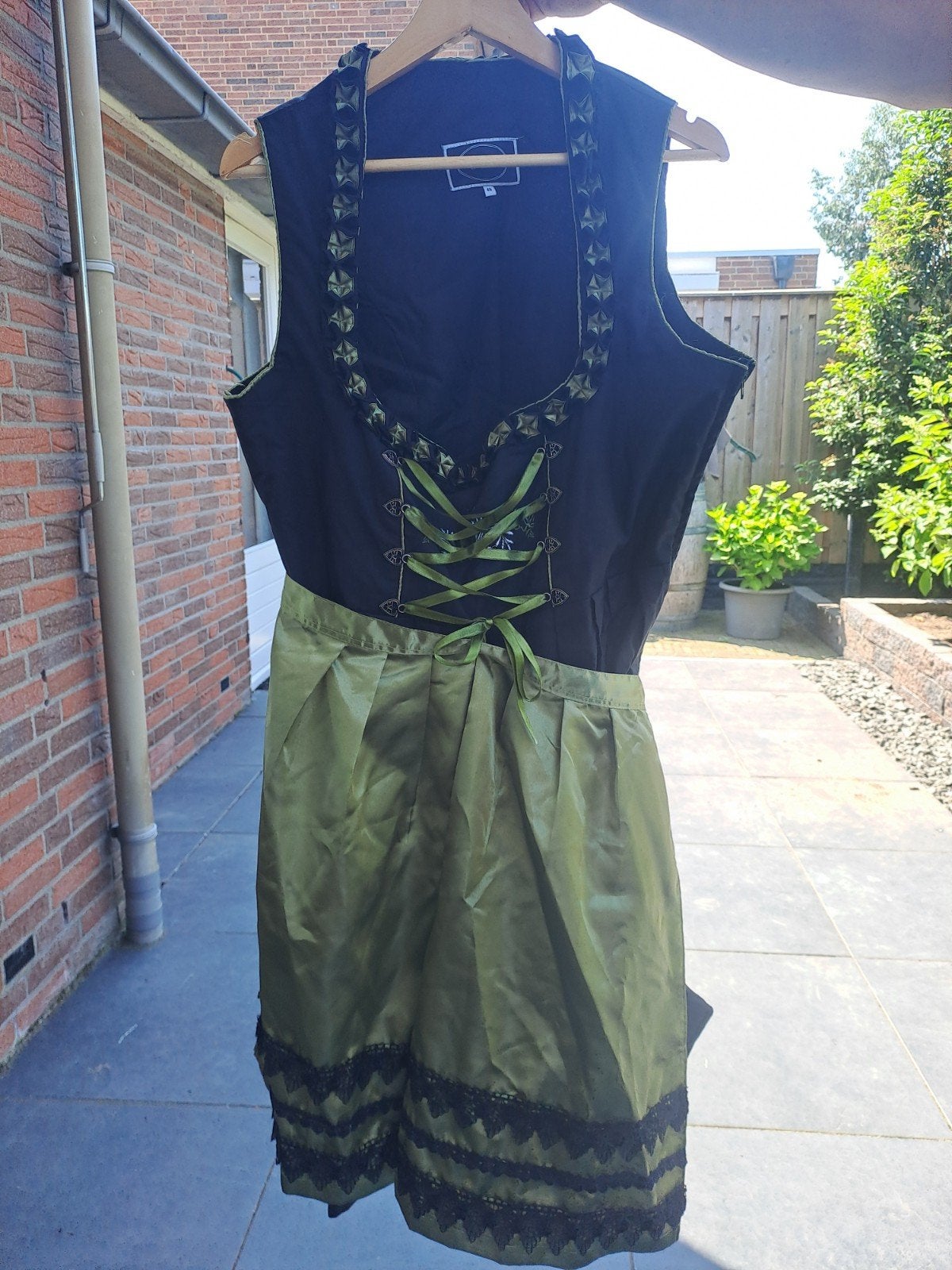 Dirndl, Ophalen, Zo goed als nieuw, Overige thema's