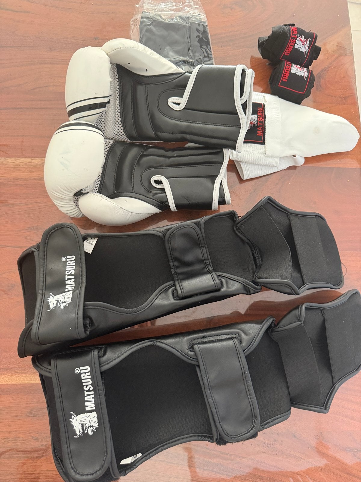 Matsuru vechtsport set: bokshandschoenen, scheenbeschermers, Sport en Fitness, Ophalen of Verzenden, Zo goed als nieuw, Overige
