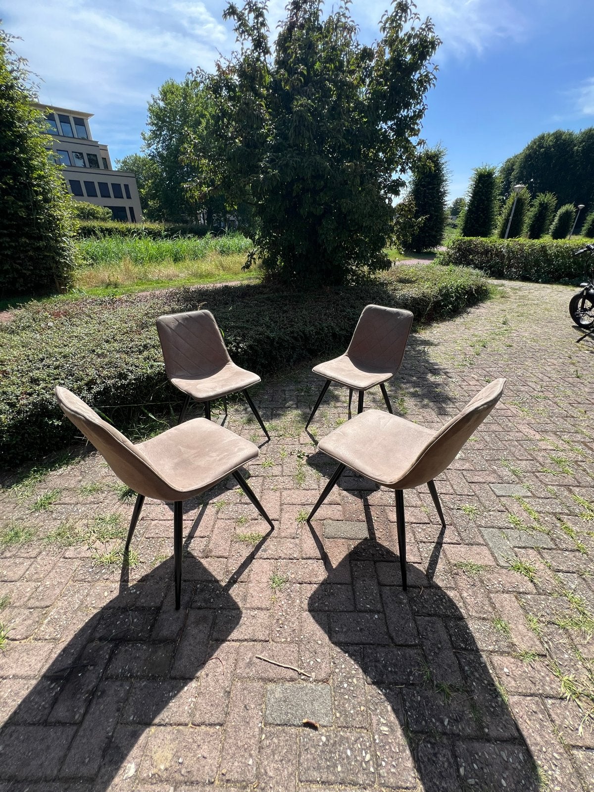 Set van 4 moderne eetkamerstoelen - Taupe stof, Overige kleuren, Ophalen of Verzenden, Zo goed als nieuw, Vier