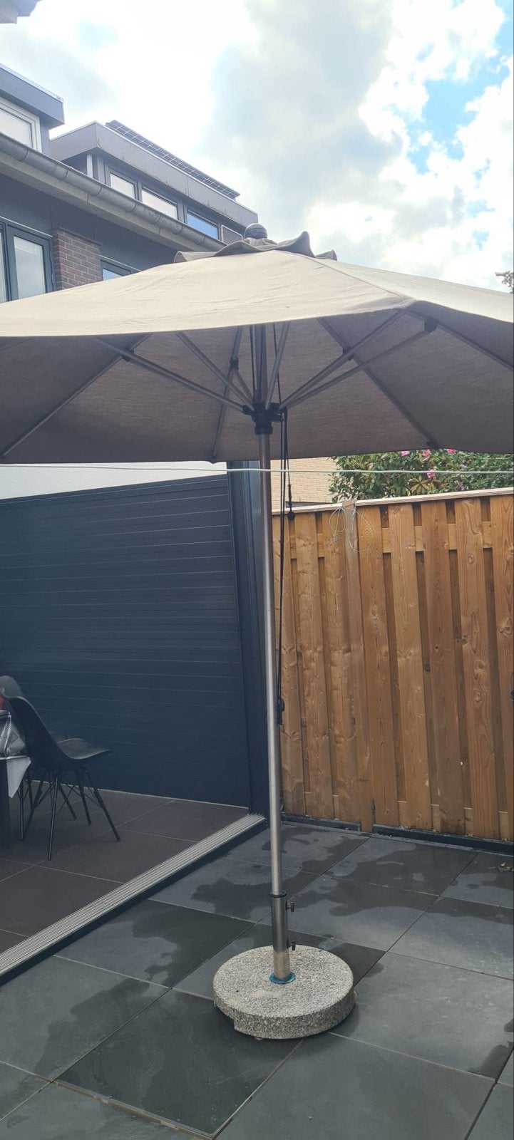 Grote en brede parasol met hoes, ideaal voor in de tuin, Tuin en Terras, Parasols, Ophalen of Verzenden, Zo goed als nieuw, 2 tot 3 meter