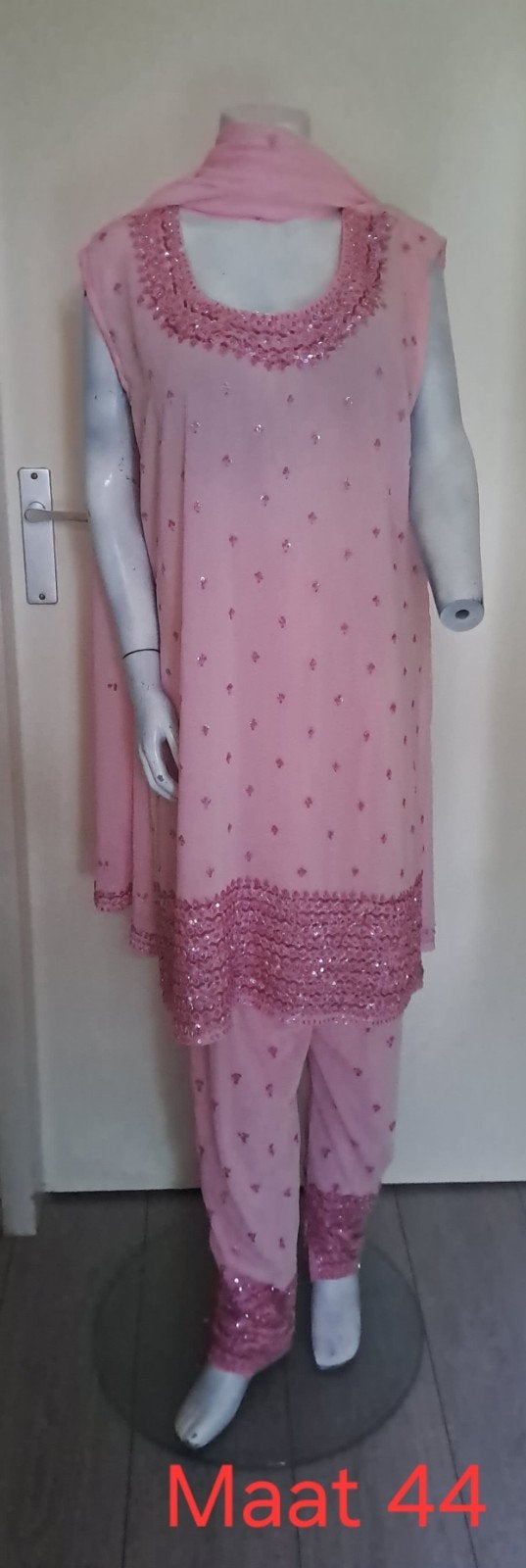Roze Indiase Salwar Kameez Maat 44 met pailletten, Ophalen of Verzenden, Zo goed als nieuw