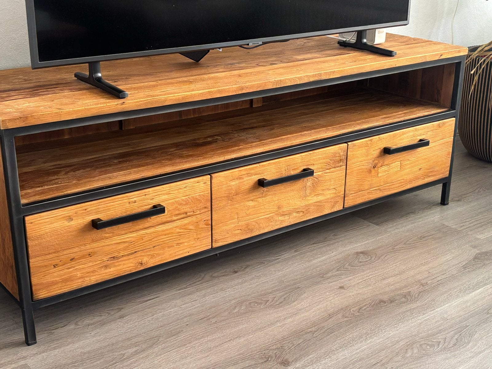 TV-dressoir Romaro van massief acaciahout en metaal, Huis en Inrichting, Kasten | Televisiemeubels, Ophalen, Gebruikt, 150 tot 200 cm