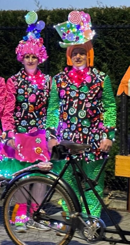 1 Dames 1 heren kostuum met hoed verlicht, Ophalen, Zo goed als nieuw, Carnaval