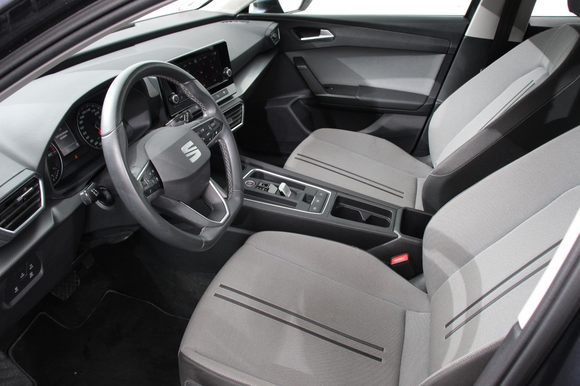 SEAT Leon Sportstourer 1.5 eTSI 150pk Automaat Style Navigat, Auto's, Stof, Zwart, 4 cilinders, 700 kg