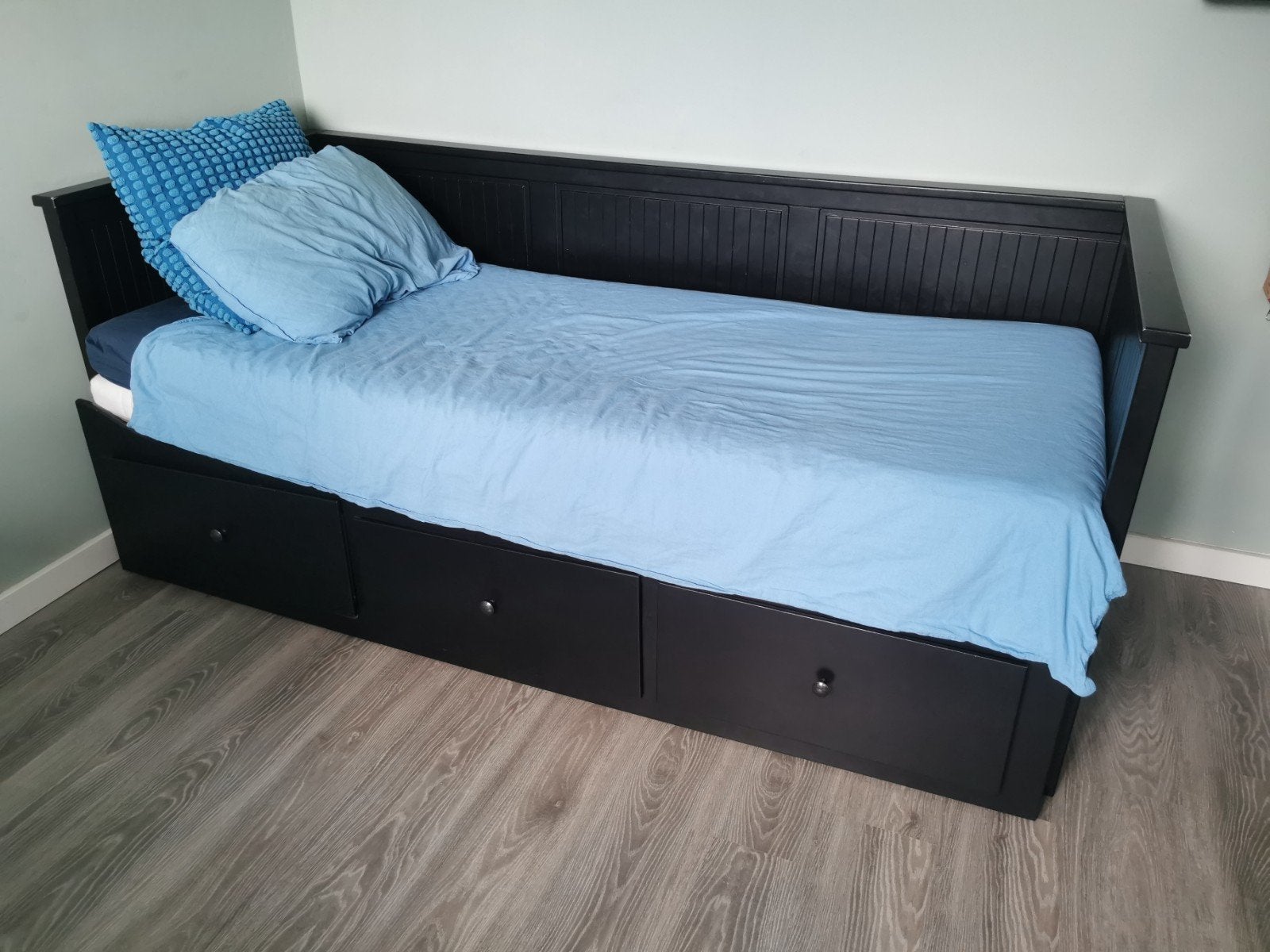 Ikea Hemnes zwart grijs uitschuifbaar bed met opberglades, Huis en Inrichting, Slaapkamer | Bedden, Ophalen, Tweepersoons, 80 cm