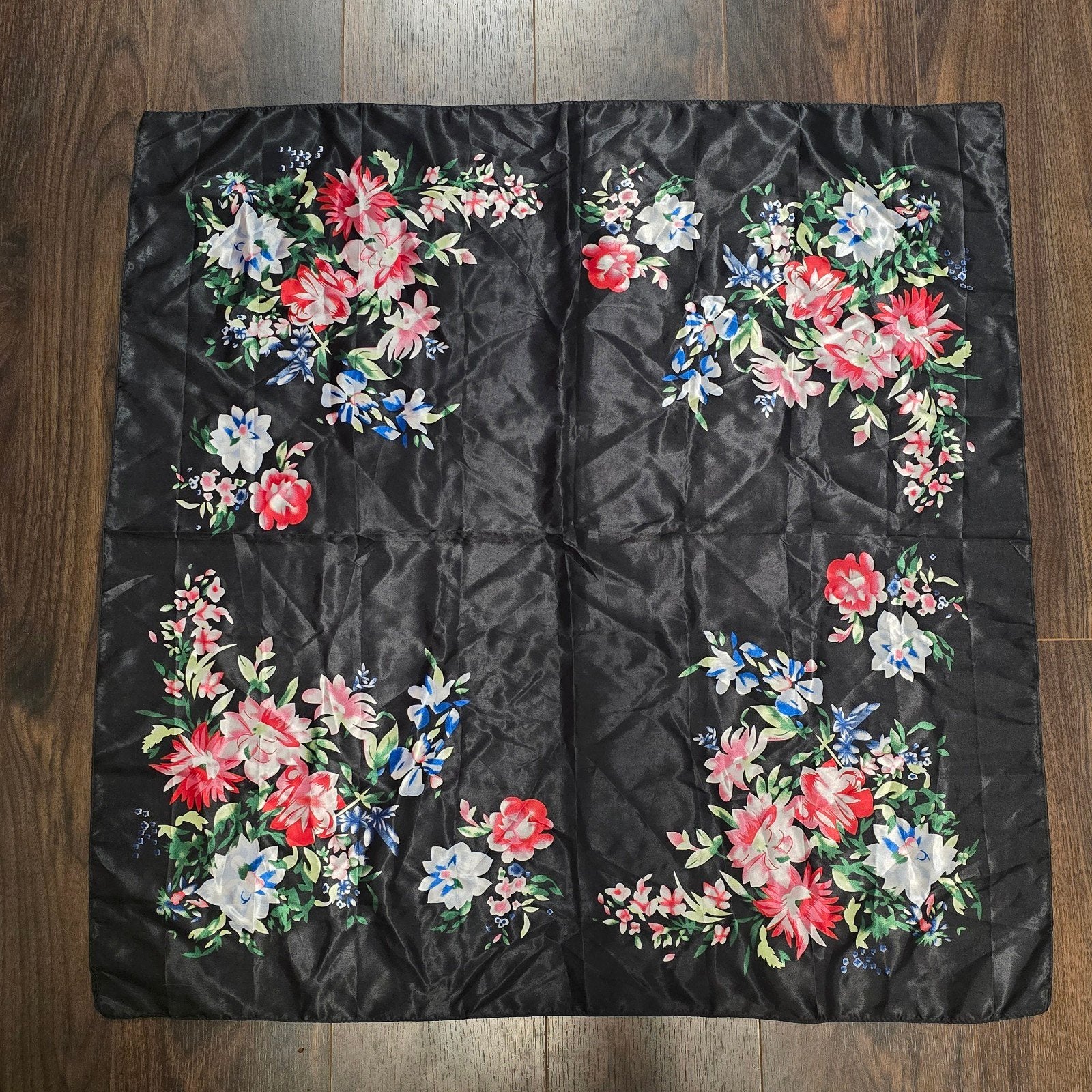 Zwarte sjaal halsdoek bandana met bloemmotief 87x87 cm, Ophalen of Verzenden, Zo goed als nieuw, Sjaal