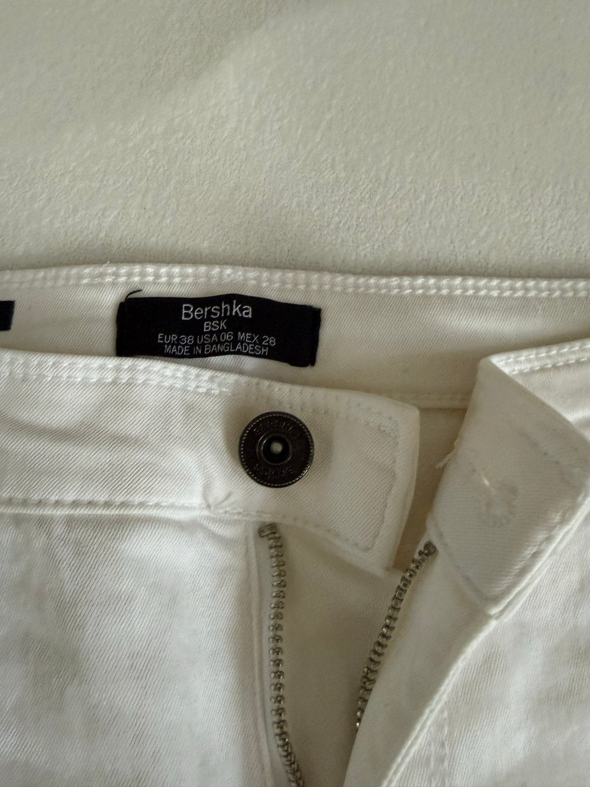 Bershka witte broek met rode en zwarte streep, Kleding | Dames, Maat 38/40 (M), Wit, Ophalen of Verzenden, Zo goed als nieuw