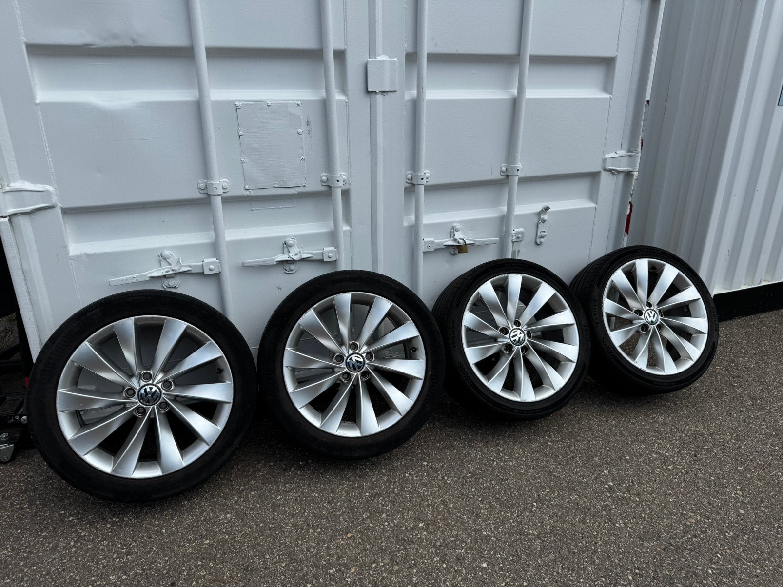 Origineel Volkswagen Velgen 18inch 235/45/18, Auto-onderdelen, Banden en Velgen, Ophalen, 18 inch, Gebruikt, Banden en Velgen