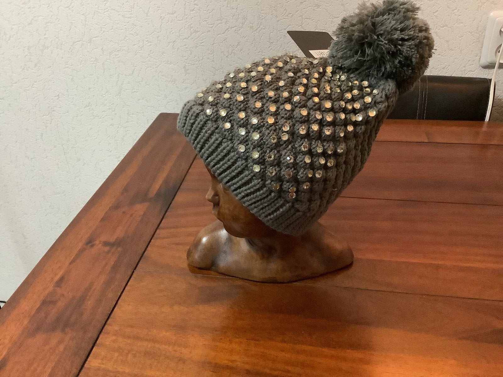 Muts. Grijs met pareltjes.  en pompom., Verzenden, Nieuw, Muts