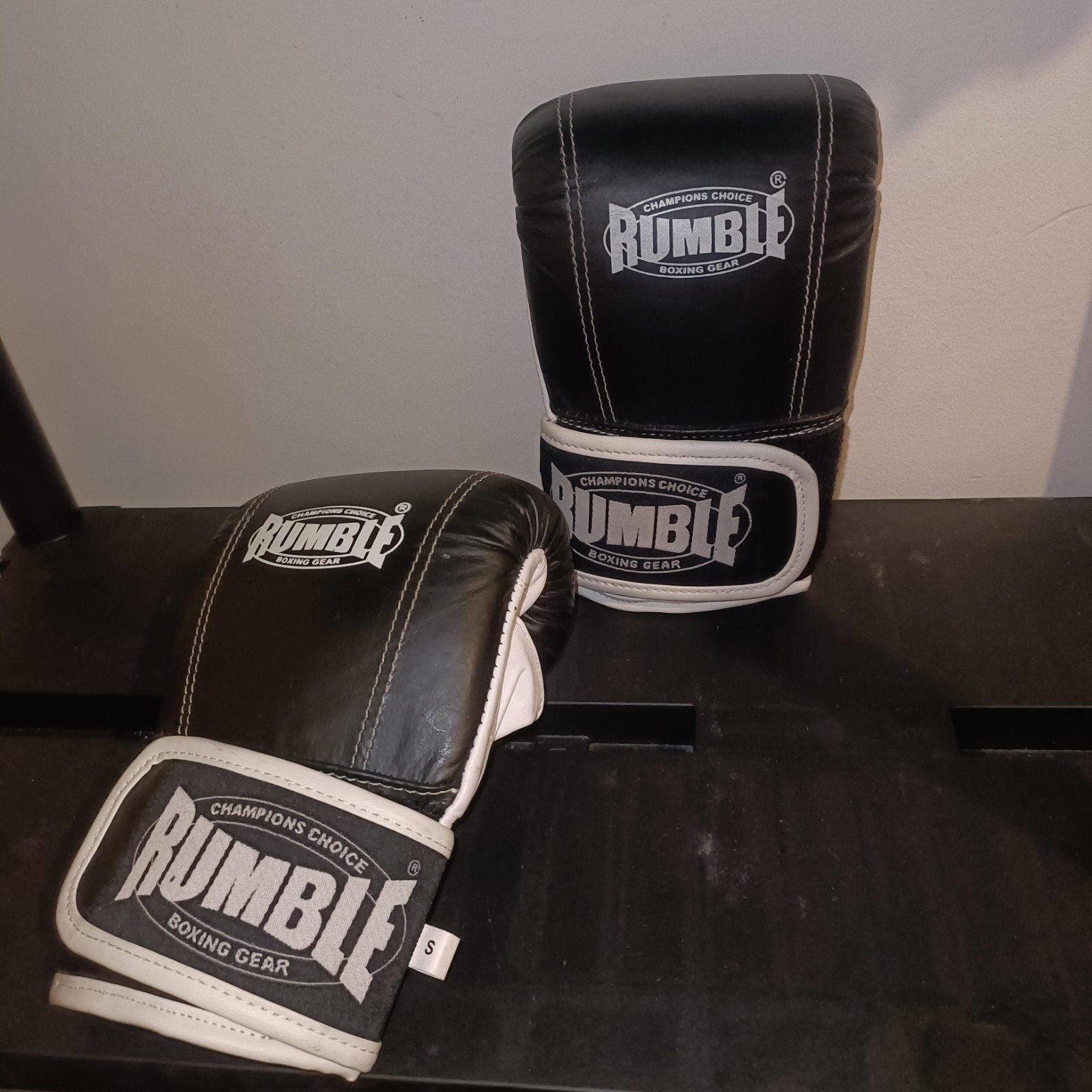 Rumble Bokshandschoenen Zwart/Wit Maat S, Ophalen of Verzenden, Zo goed als nieuw, Bokshandschoenen