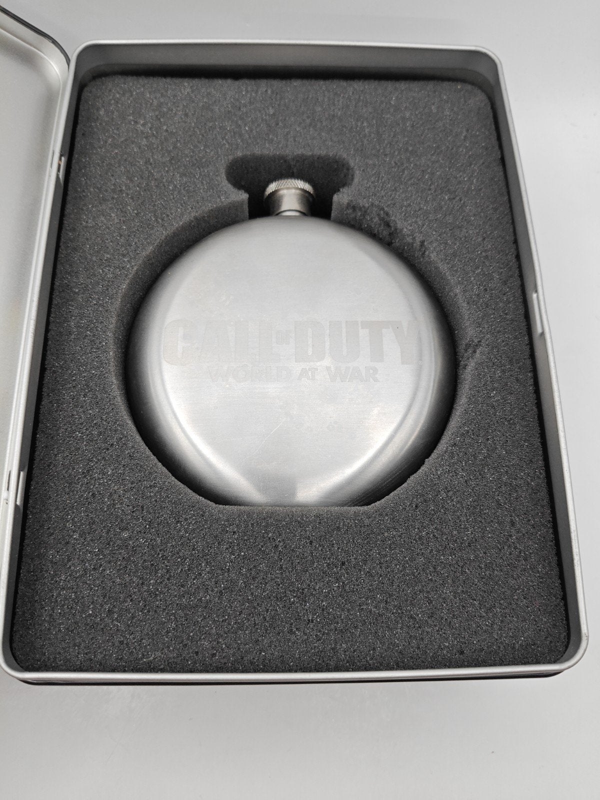 Call of Duty World at War heupfles Flacon, Support@activision.com, Activision, Zo goed als nieuw, Activision Publishing, Inc. 3100 Ocean Park Blvd, Santa Monica, CA 90405, USA