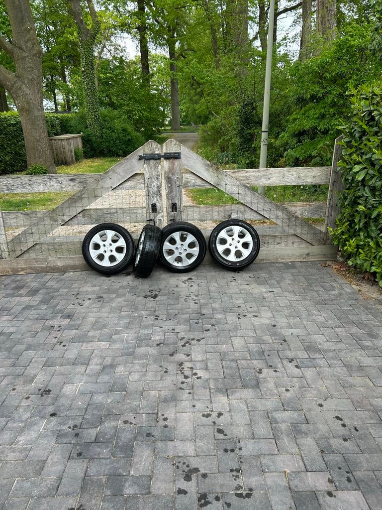 Originele Hyundai i20 velgen met zomerbanden (2008-2014), Auto-onderdelen, Banden en Velgen, Gebruikt, 15 inch, Banden en Velgen