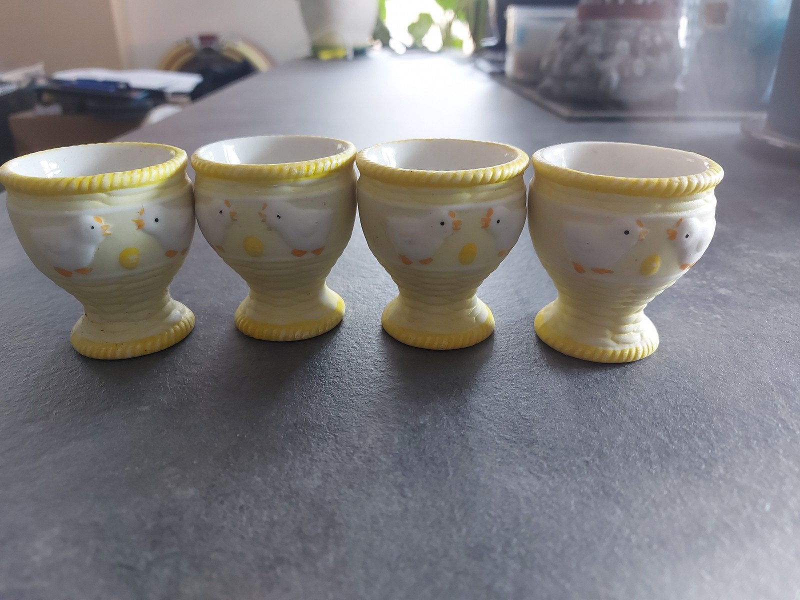 Set van 4 vintage eierdopjes met kuikentjes, Gebruikt, Keramiek, Overige typen, Vintage