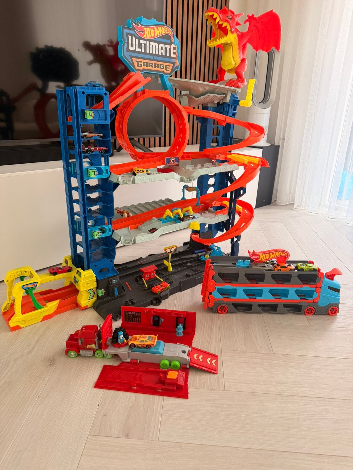Hot Wheels Ultimate garage, hotwheels oplegger, cars mack, Ophalen, Zo goed als nieuw