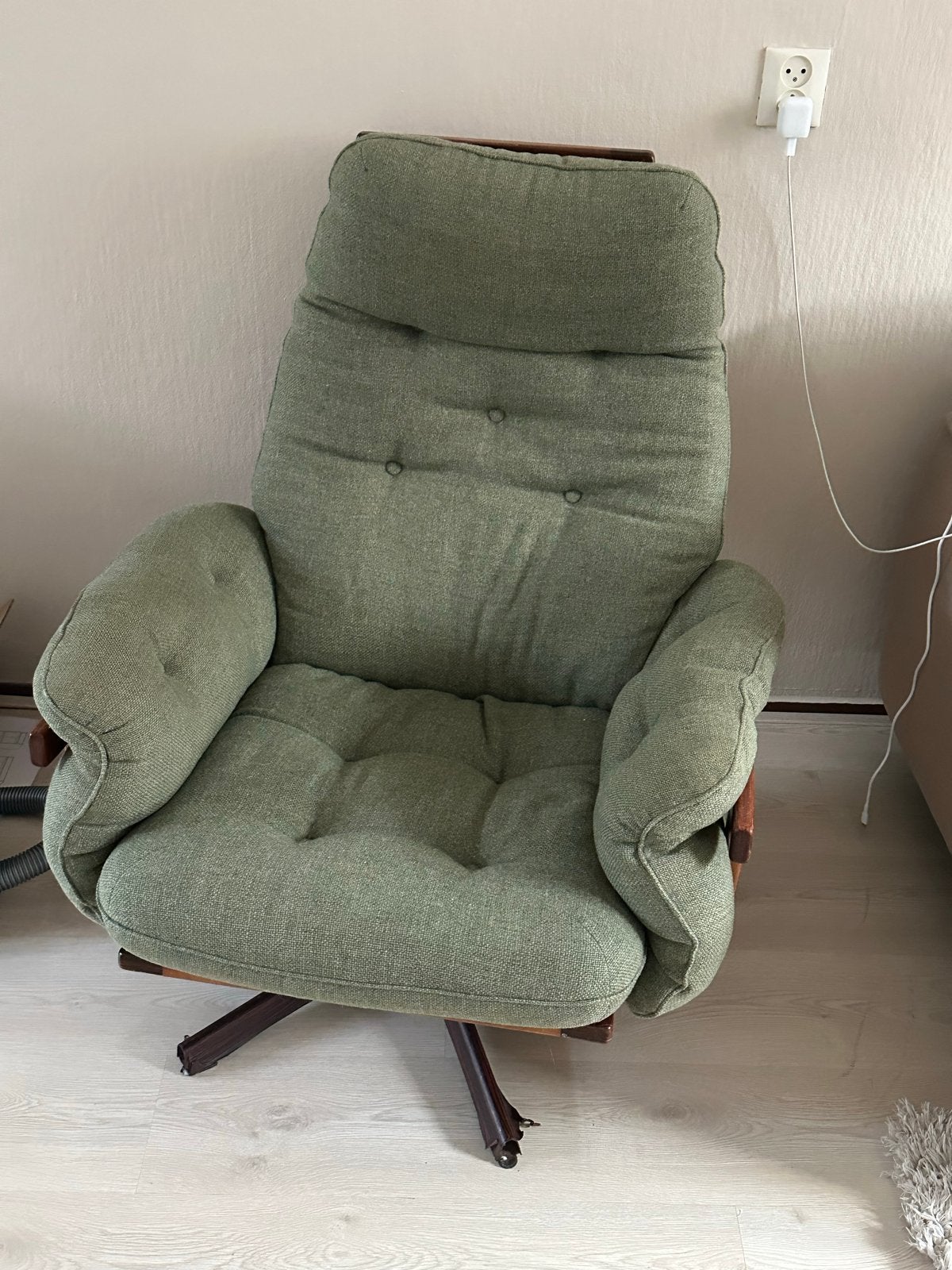 Comfortabele groene fauteuil met draaivoet, Huis en Inrichting, Ophalen of Verzenden, Gebruikt, Stof, 75 tot 100 cm