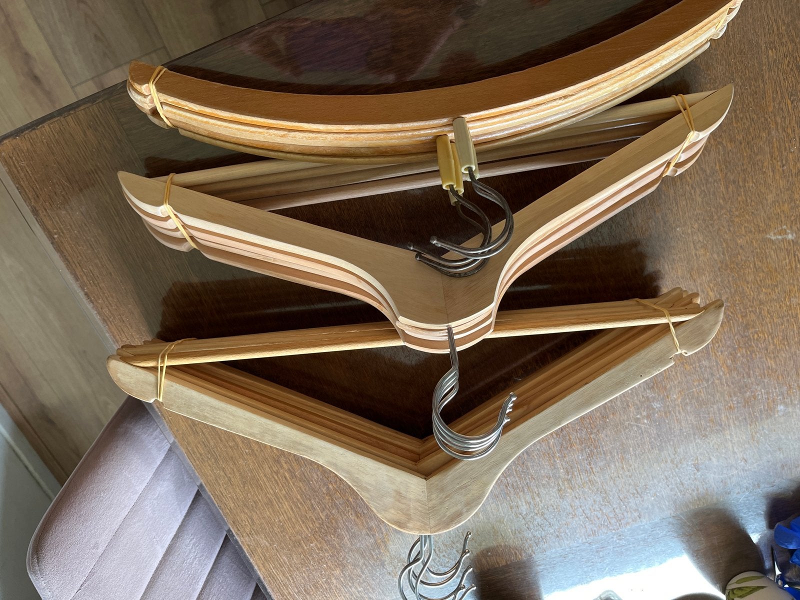 Houten kleerhangers - Set van  4 en set van 6 en set van 5, Kleding | Dames, Kledinghangers, Ophalen, Gebruikt, Hout, Volwassenen