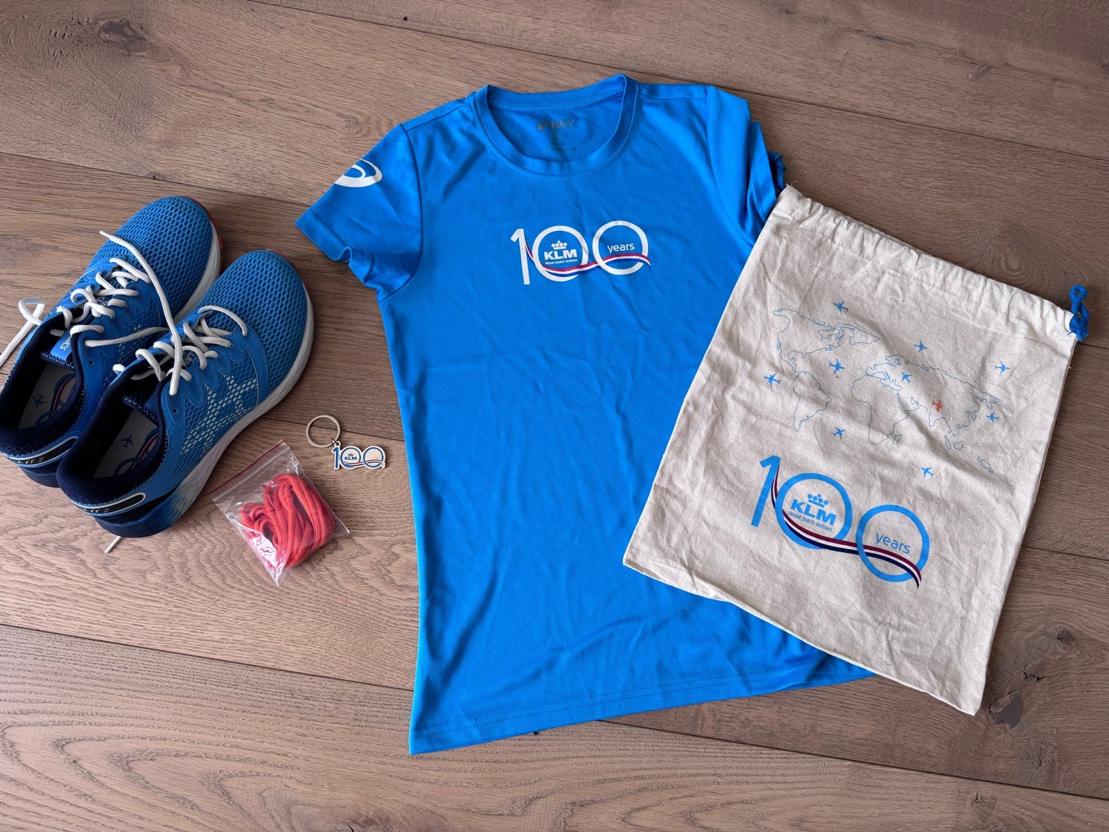 ASICS KLM 100 jaar pakket: schoenen, shirt en accessoires, Ophalen of Verzenden, Zo goed als nieuw