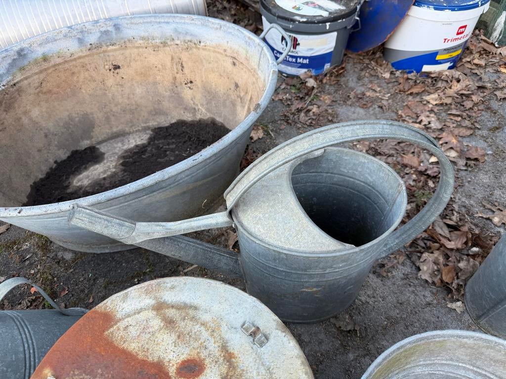 Diverse zinken en emaille items: gieters, emmers, vergiet, Ophalen