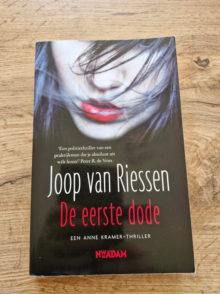 Joop van Riessen - De eerste dode, Boeken, Thrillers, Zo goed als nieuw, Ophalen of Verzenden