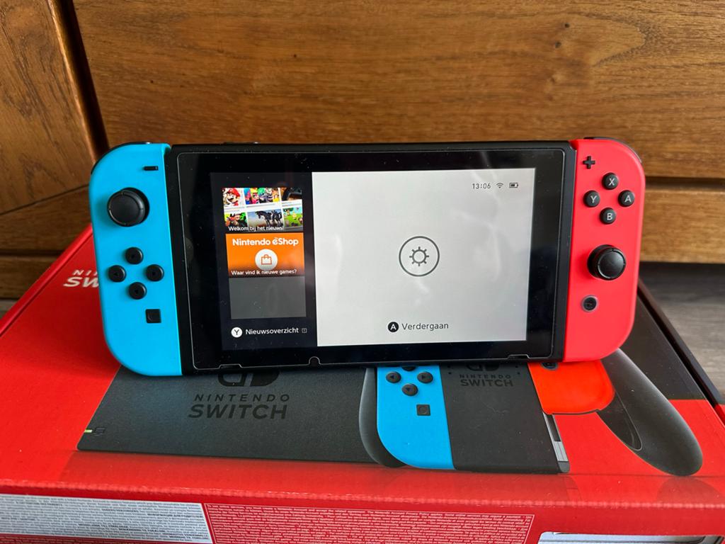 Nintendo Switch met 4 games en accessoires, Met games, Ophalen of Verzenden, Zo goed als nieuw, Switch Original