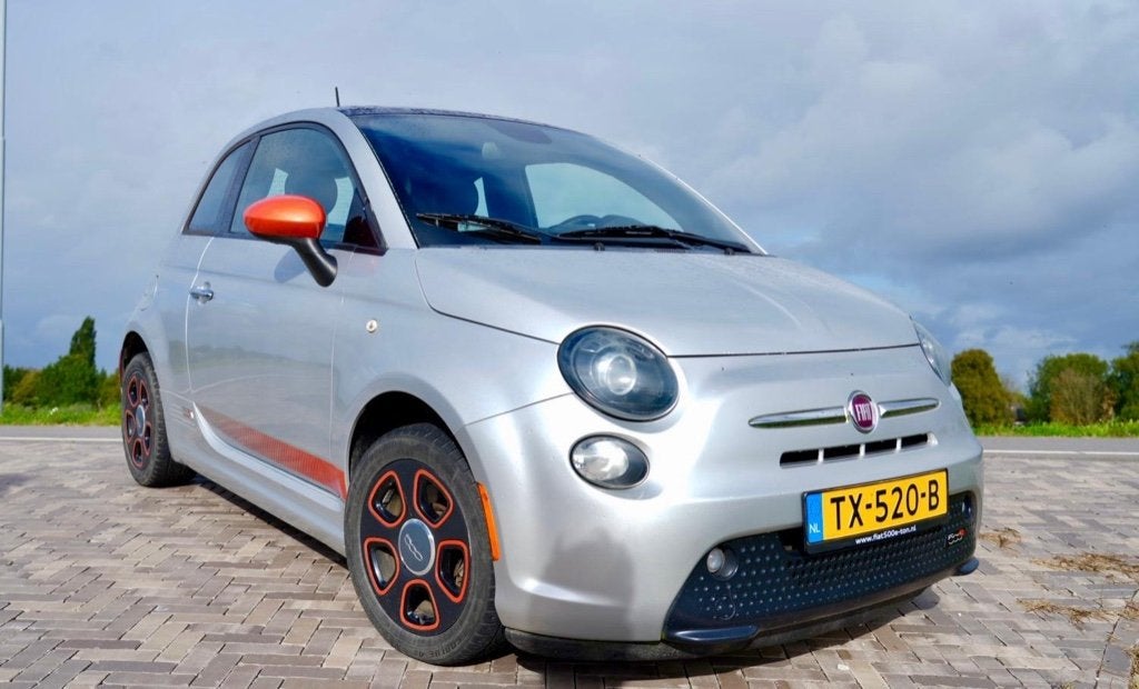 Fiat 500e 2014 metallic grijs, Zwart, 4 stoelen, Leder en Stof, Particulier