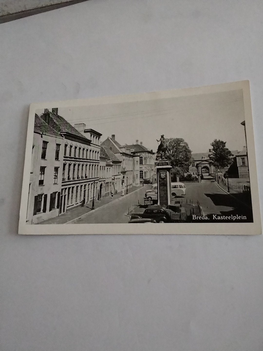 Oude Ansichtkaart Breda Kasteelplein - Zwart-wit, Ophalen of Verzenden, 1940 tot 1960, Ongelopen, Noord-Brabant