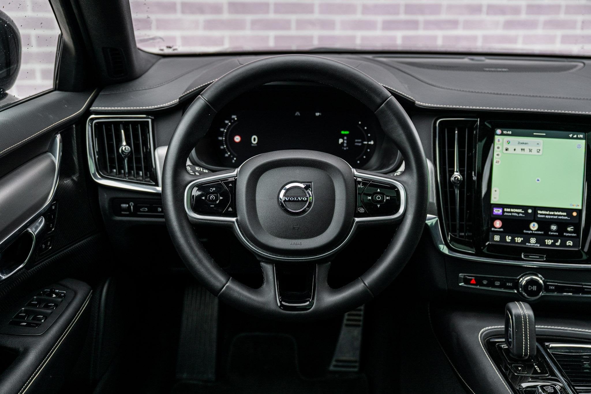 Volvo V90 2.0 T8 Recharge AWD R-Design | Plug-in Hybrid (PHE, Euro 6, 4 cilinders, Leder en Stof, Zwart