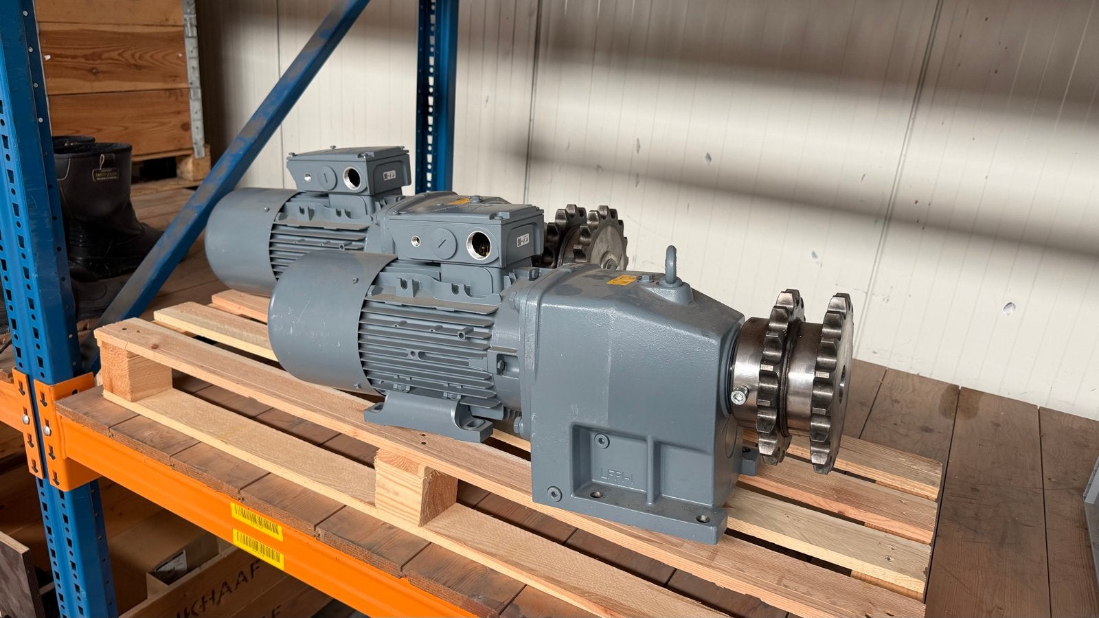 2x Nord SK 32-100AP/4 BRE40 TF Aandrijfmotoren, Doe-het-zelf en Verbouw, Ophalen of Verzenden