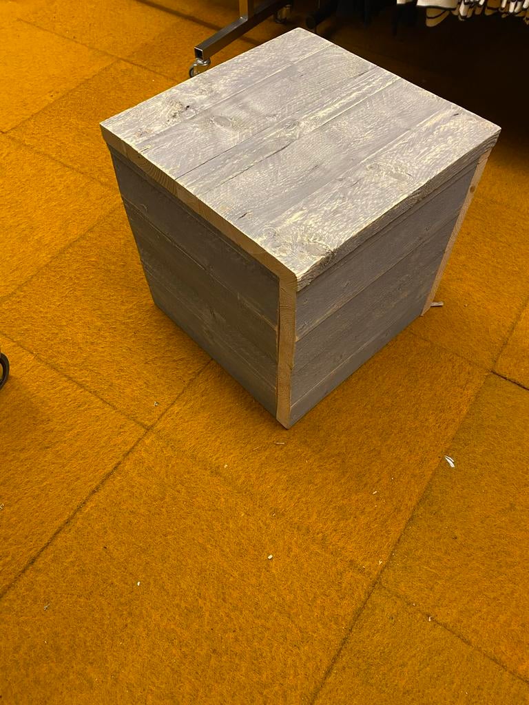 Houten kubus bijzettafel/krukje, grijs geverfd, Hout, Gebruikt, Ophalen of Verzenden, Landelijk