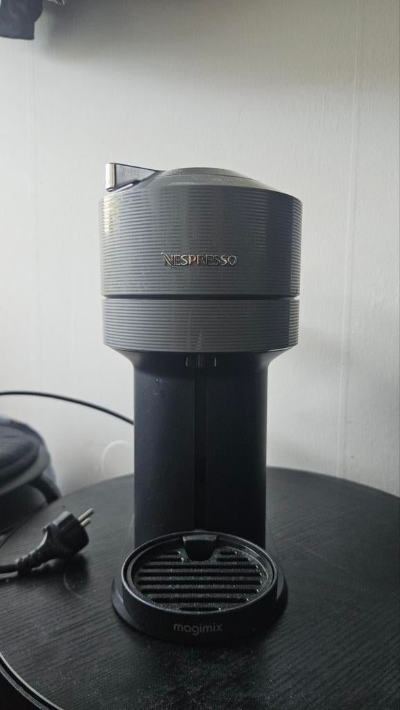 Nespresso Vertuo Next - Zo goed als nieuw + capsules, Ophalen, Zo goed als nieuw, Koffiemachine, Koffiepads en cups