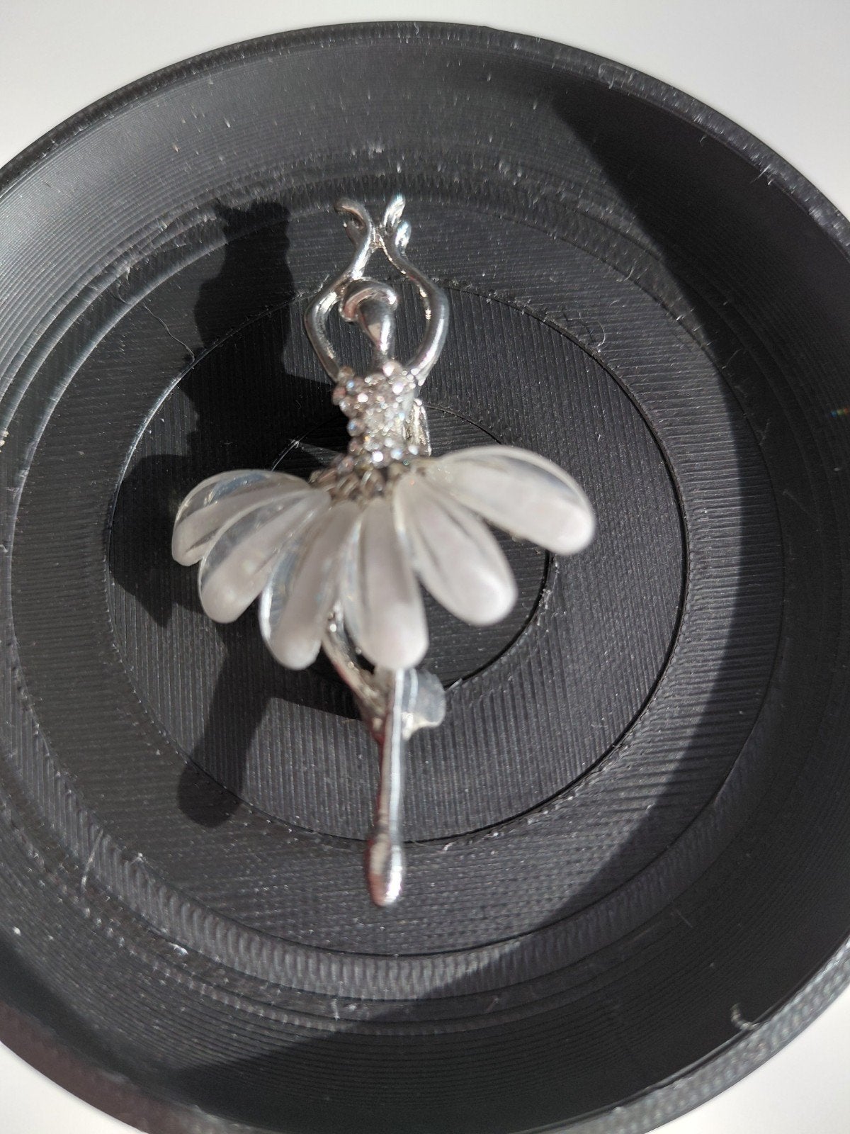 Elegante broche ballerina met strass en parelmoer, Sieraden, Tassen en Uiterlijk, Broches, Overige materialen, 4 tot 7 cm, Met parel