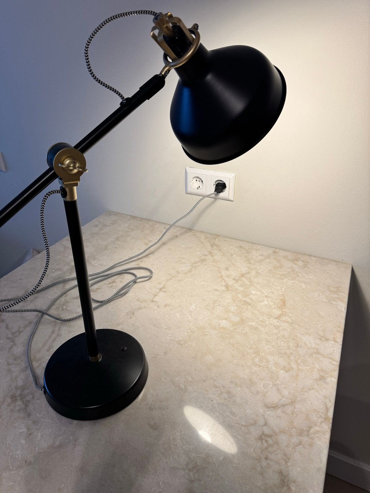 Zwarte bureaulamp met verstelbare arm inclusief lichtbron, Huis en Inrichting, Ophalen, E27 (groot), Zo goed als nieuw, Zwart