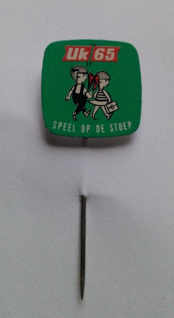 Speldje Uk 65 "speel op de stoep" Veilig Verkeer actie, Ophalen of Verzenden, Zo goed als nieuw, Overige onderwerpen, Speldje of Pin