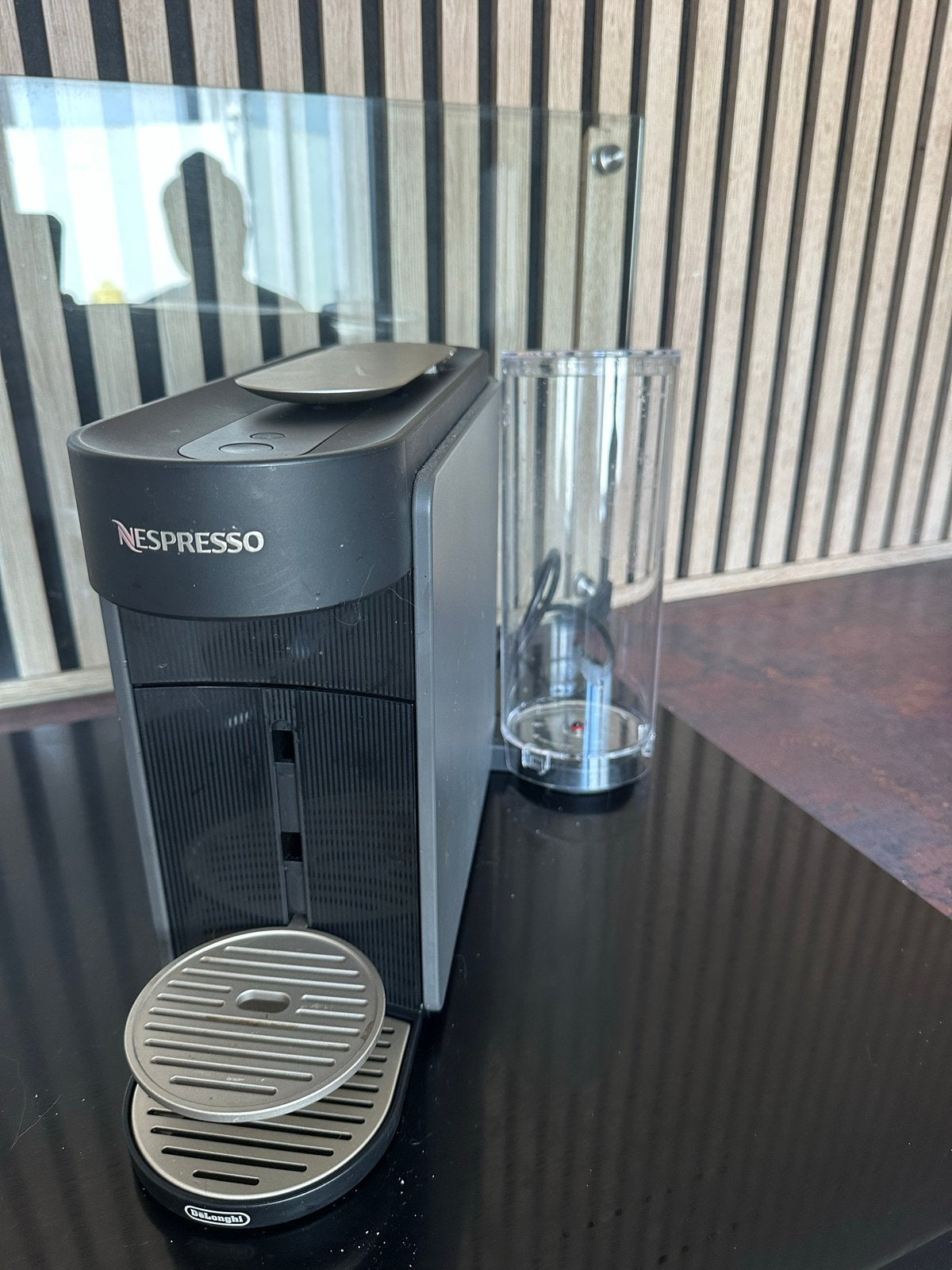 Nespresso Vertuo koffiemachine voor grote cups, Witgoed en Apparatuur, Koffiezetapparaten, Ophalen, Koffiepads en cups, Gebruikt