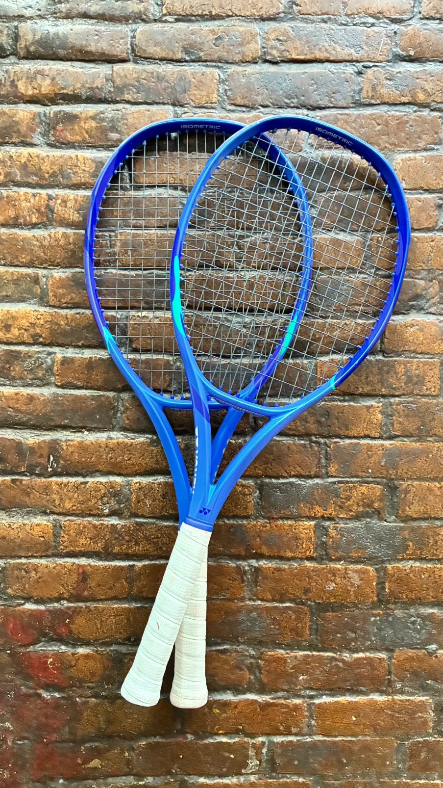 2 Yonex ezone 100 grip 2, Sport en Fitness, Tennis, Ophalen of Verzenden, Zo goed als nieuw, Racket, L2