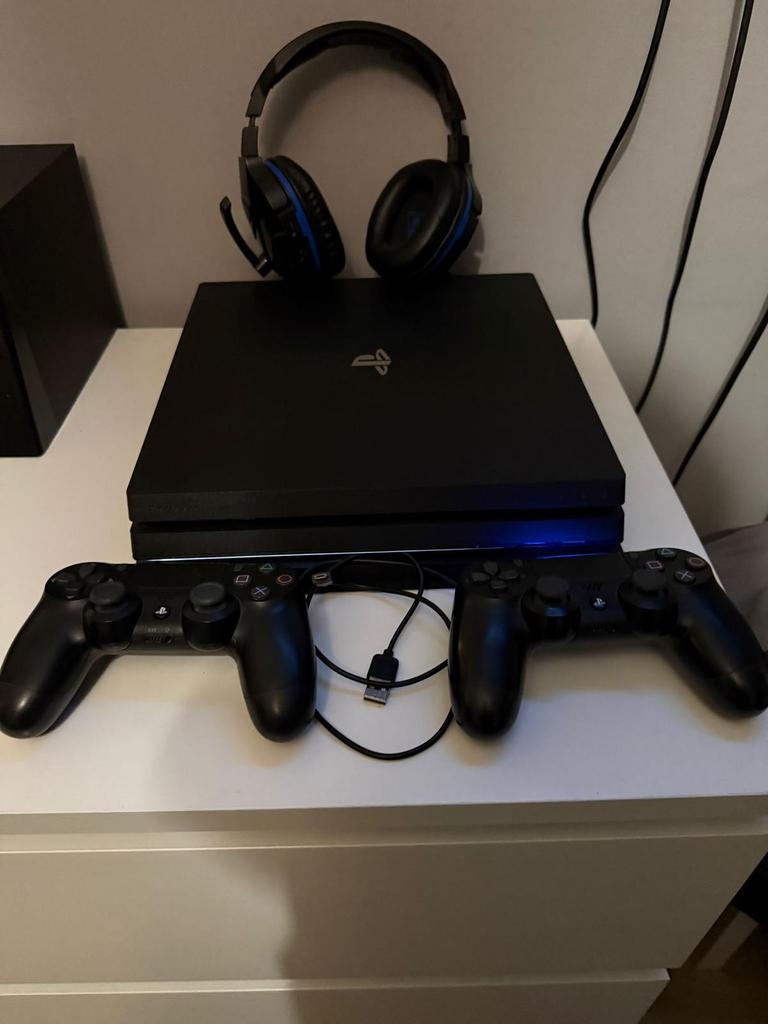 PS4 Pro 1TB + 2 Controllers + Headset + 15 Games – Compleet!, Ophalen, Zo goed als nieuw, Met 2 controllers, Pro