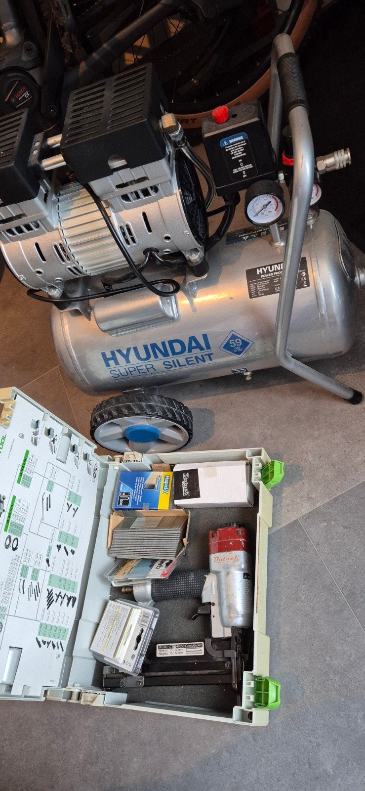 Hyundai Super Silent Compressor 24L met Dutack Tacker, Ophalen