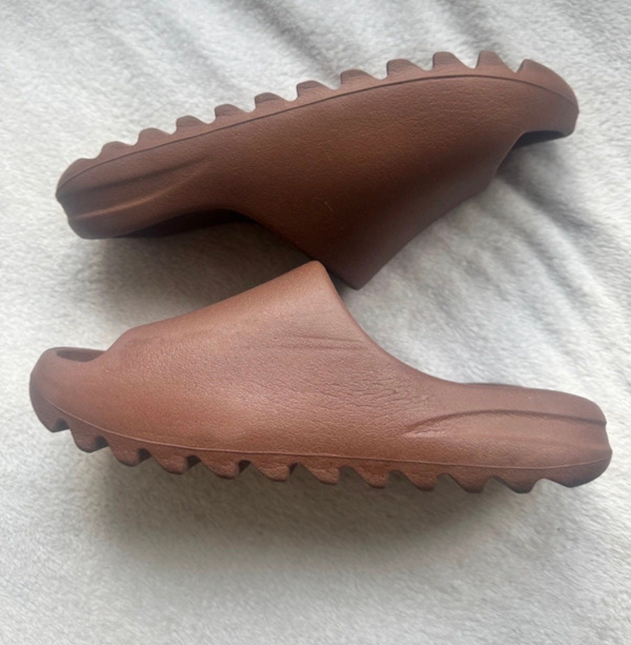 Adidas Yeezy Slides Flax Maat 43, Slippers, Bruin, Ophalen of Verzenden, Gedragen