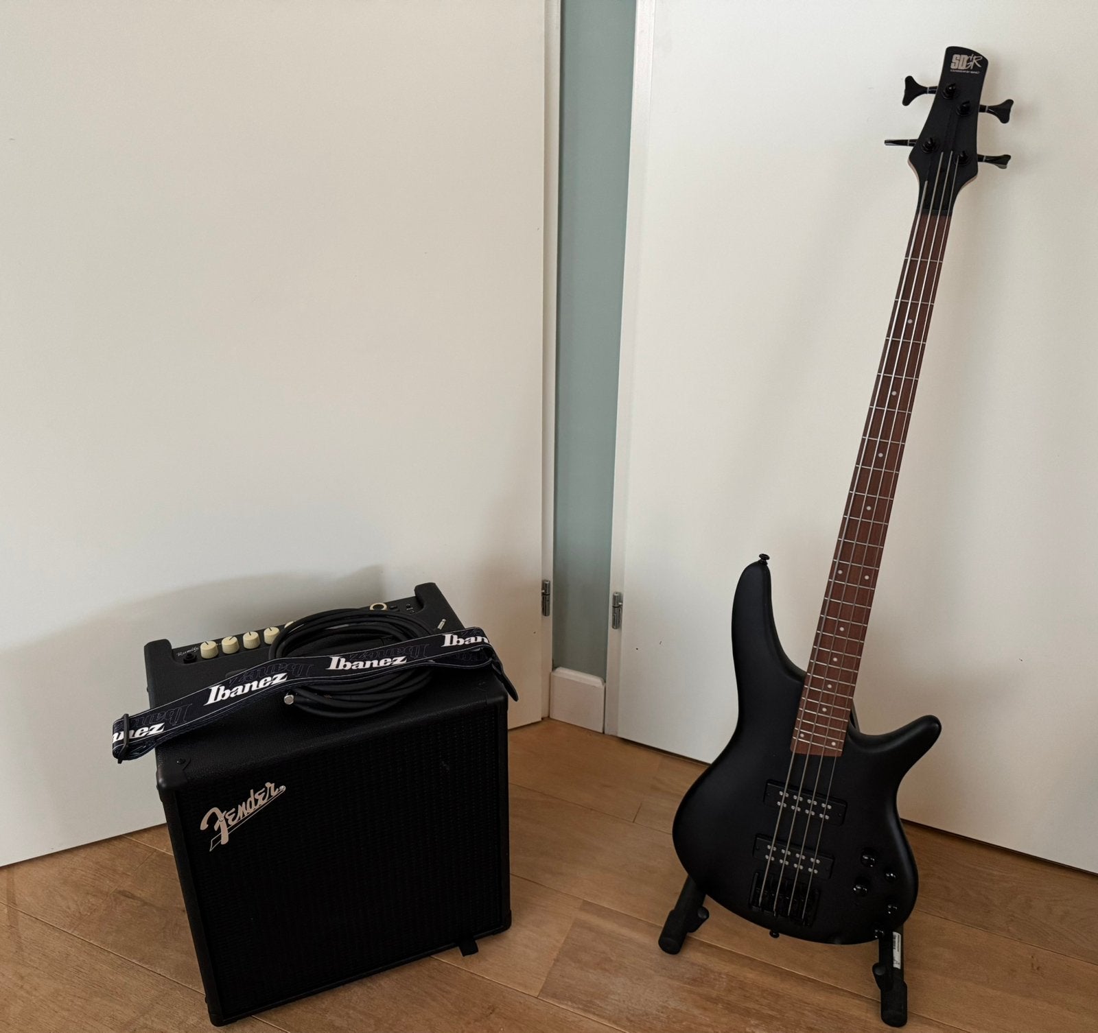 Ibanez Bassgitaar + Fender versterker, Ophalen of Verzenden, Zo goed als nieuw