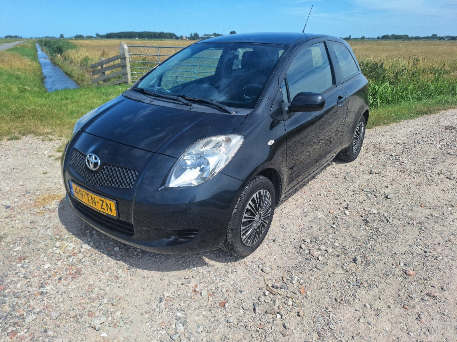 Toyota Yaris 1.0 12V Vvt-i 3DR Terra 2006 Zwart, Auto's, Voorwielaandrijving, 970 kg, 535 kg, 40 €/maand