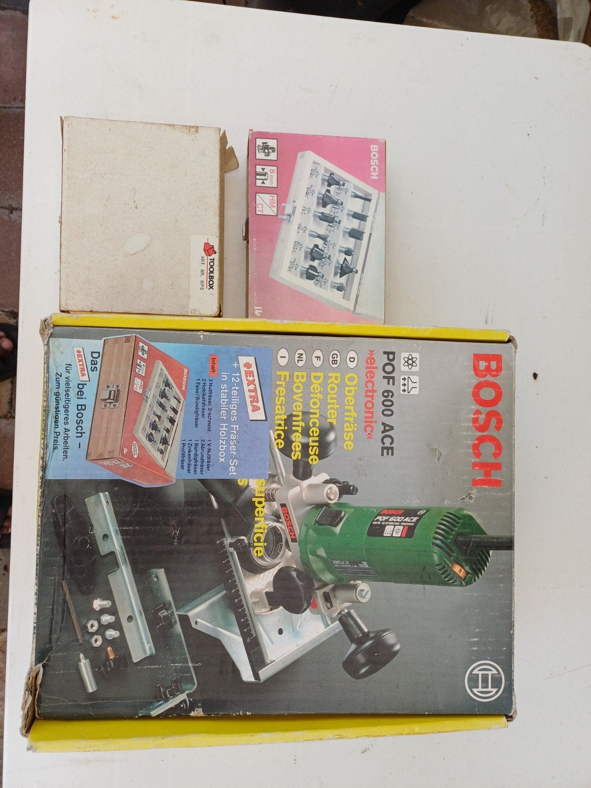 Bosch POF 600 ACE Bovenfrees met 2 sets frezen, Gebruikt, Verzenden, Bovenfrees, Bosch