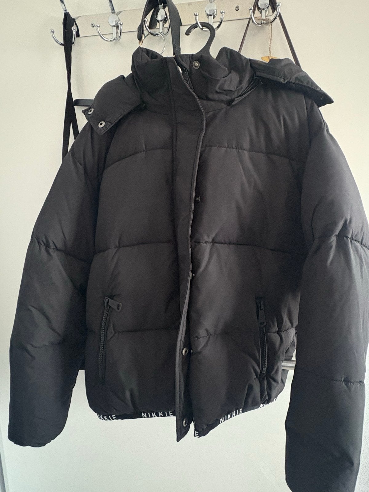 Nikkie Puffer Jacket Zwart Maat 40, Kleding | Dames, Ophalen of Verzenden, Zo goed als nieuw, Maat 38/40 (M), Zwart
