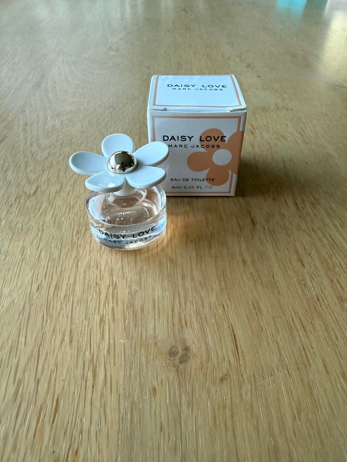 Marc Jacobs Daisy Love eau de toilette 4ml miniatuur. Nieuw, Ophalen of Verzenden, Nieuw