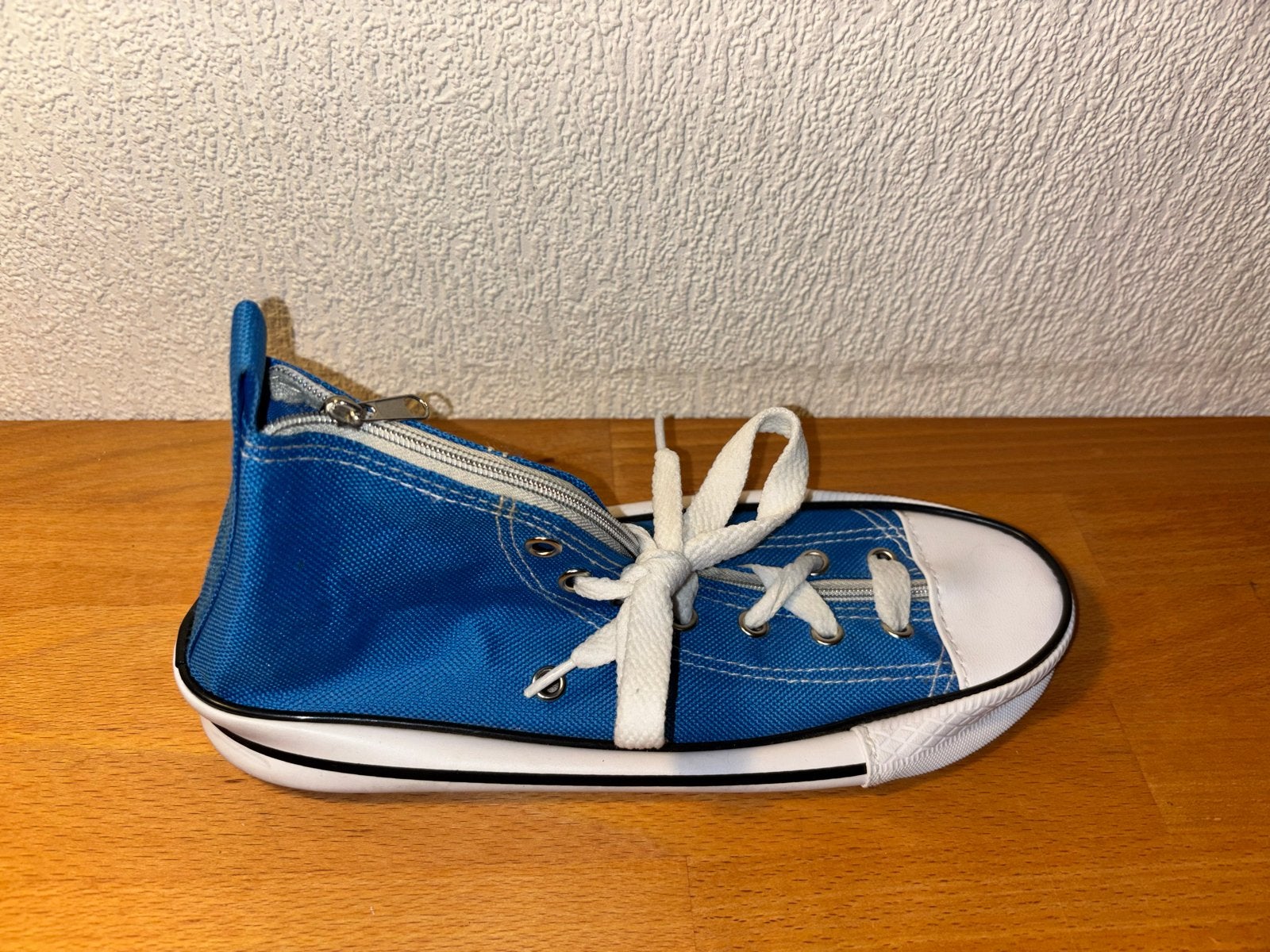 Etui in de vorm van sneaker, Diversen, Ophalen of Verzenden, Zo goed als nieuw
